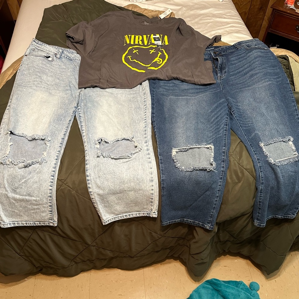 EUC No Boundaries distressed jeans. Size 25W (junior plus) from Walmart. NWT tee